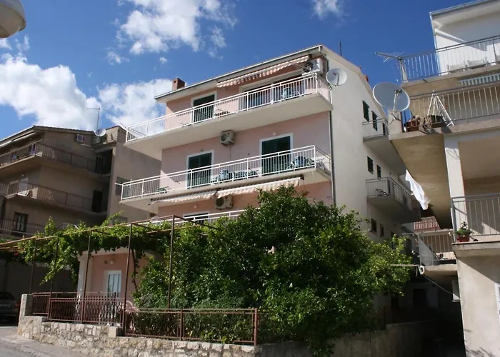 With A Parking Space - 6753